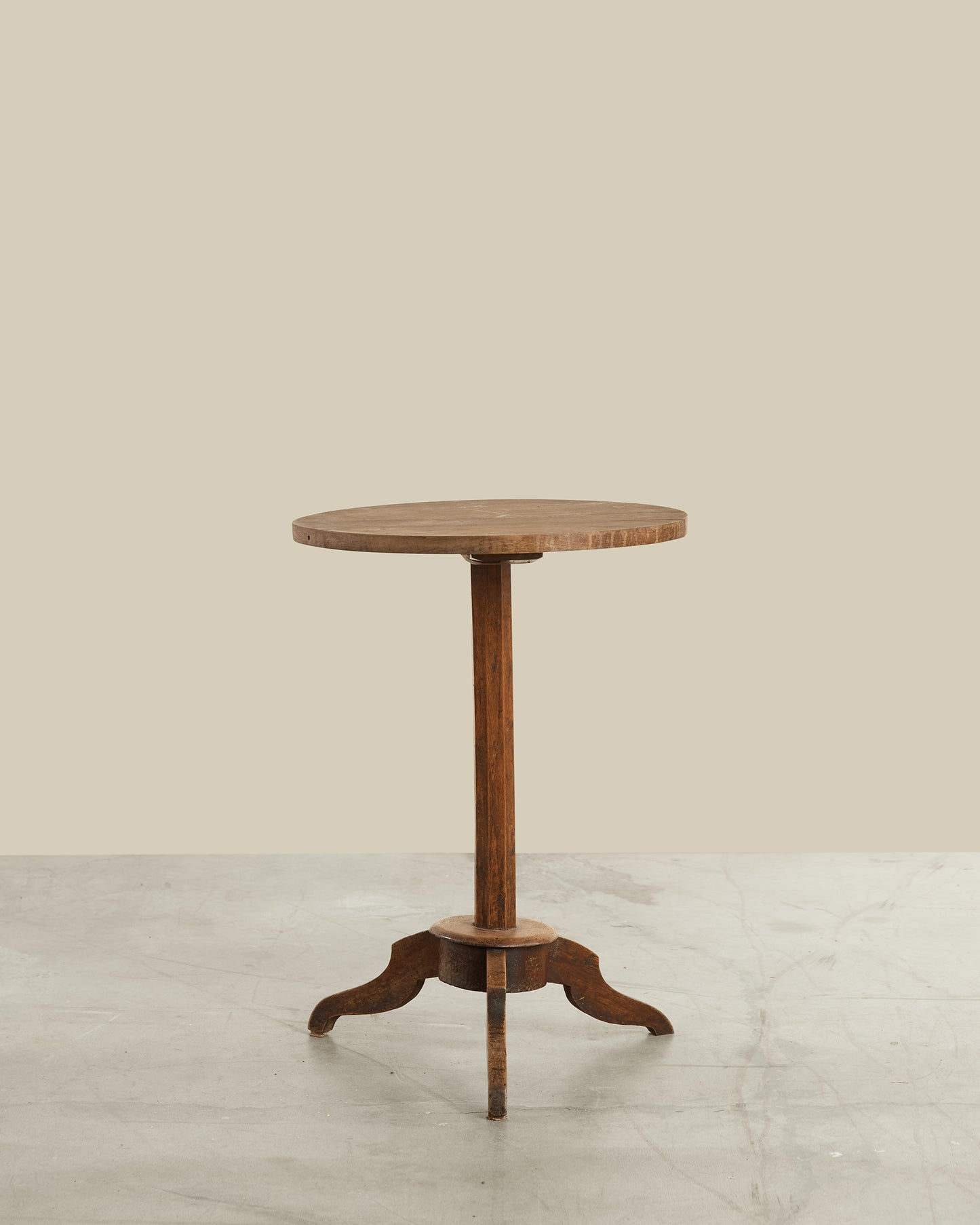 Round pedestal table