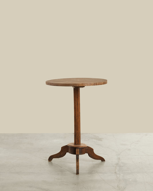 Round pedestal table