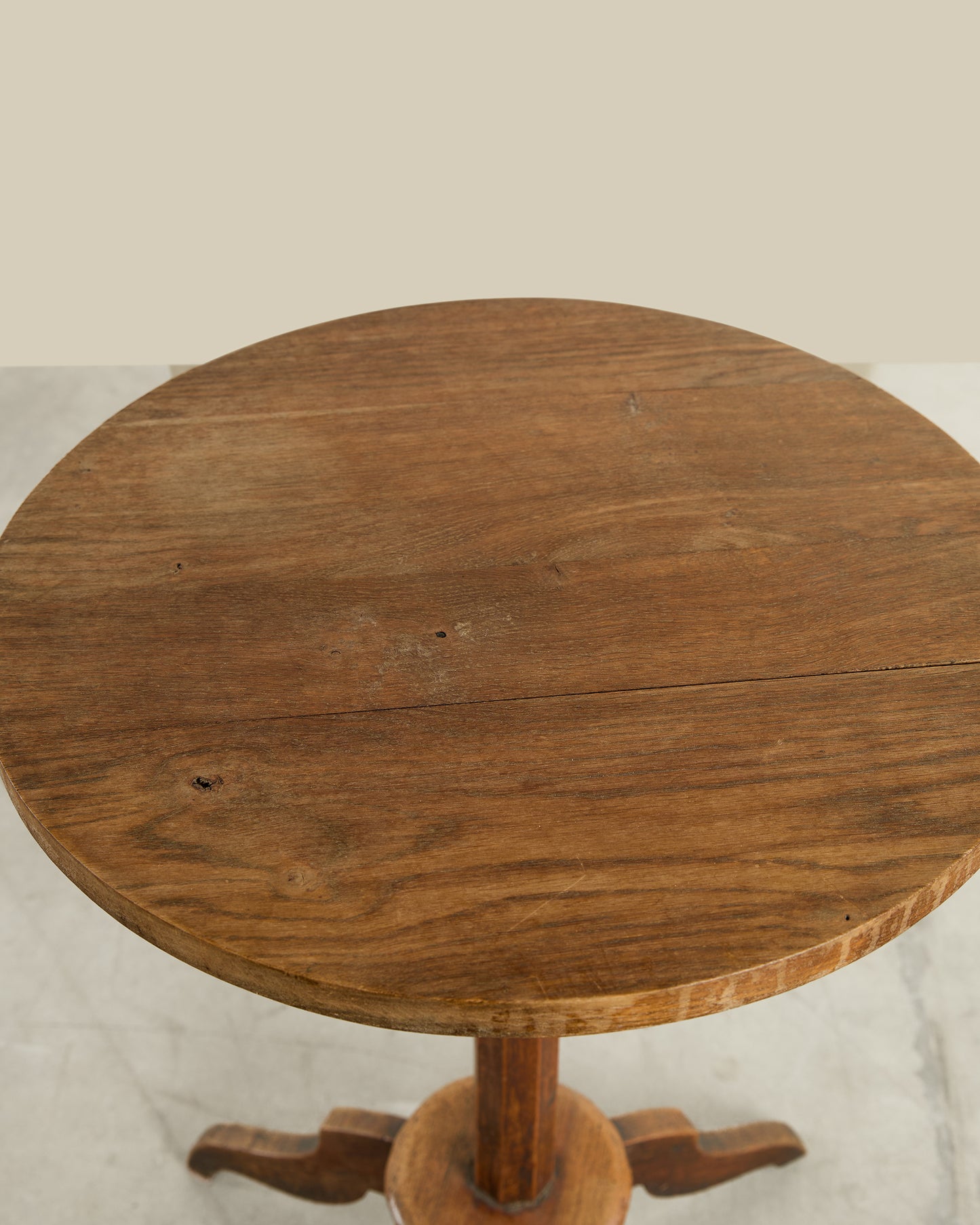 Round pedestal table