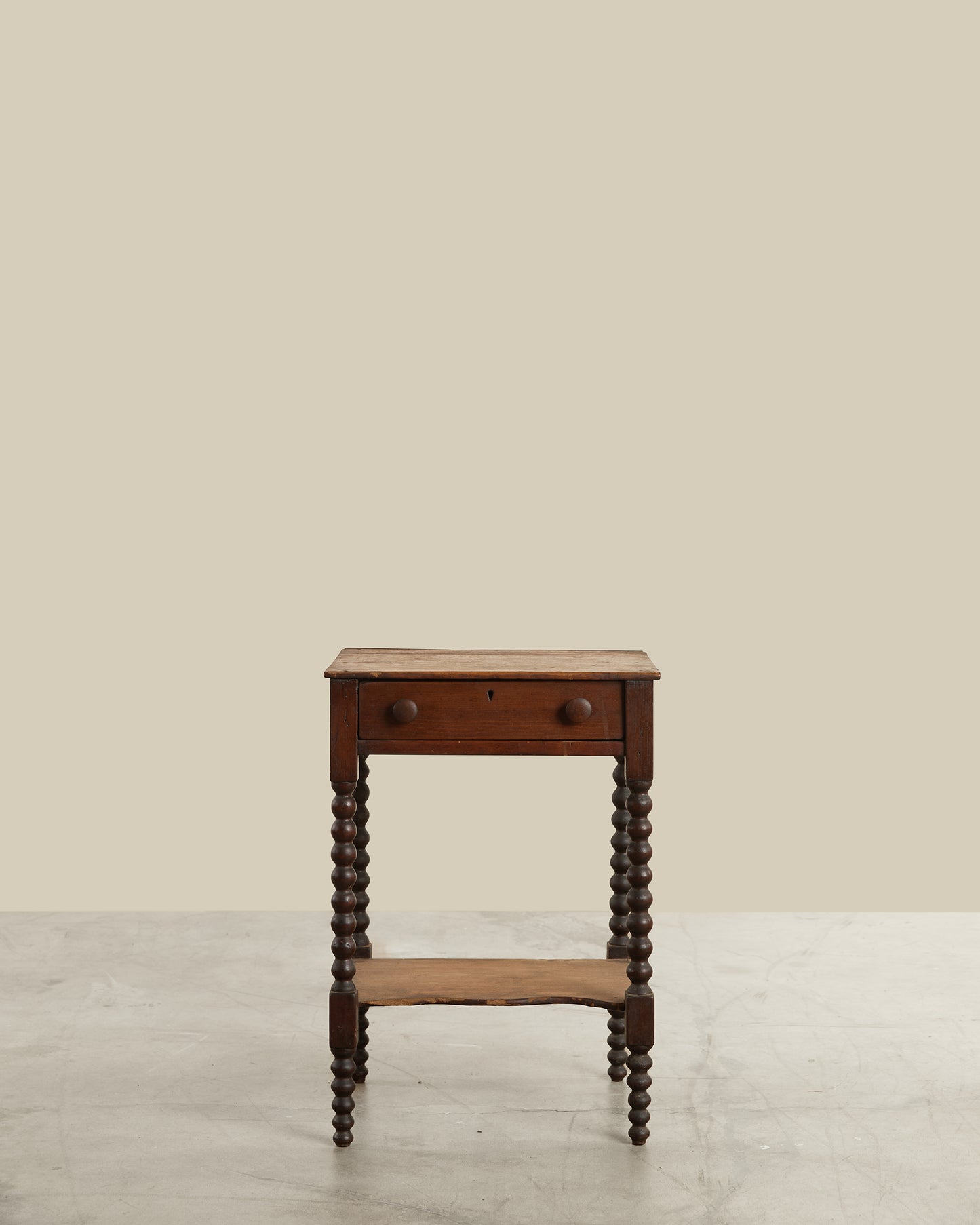 Bobbin leg end table w/ shelf