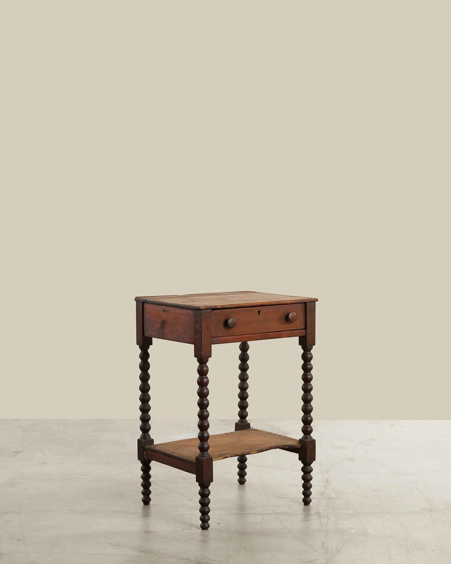 Bobbin leg end table w/ shelf