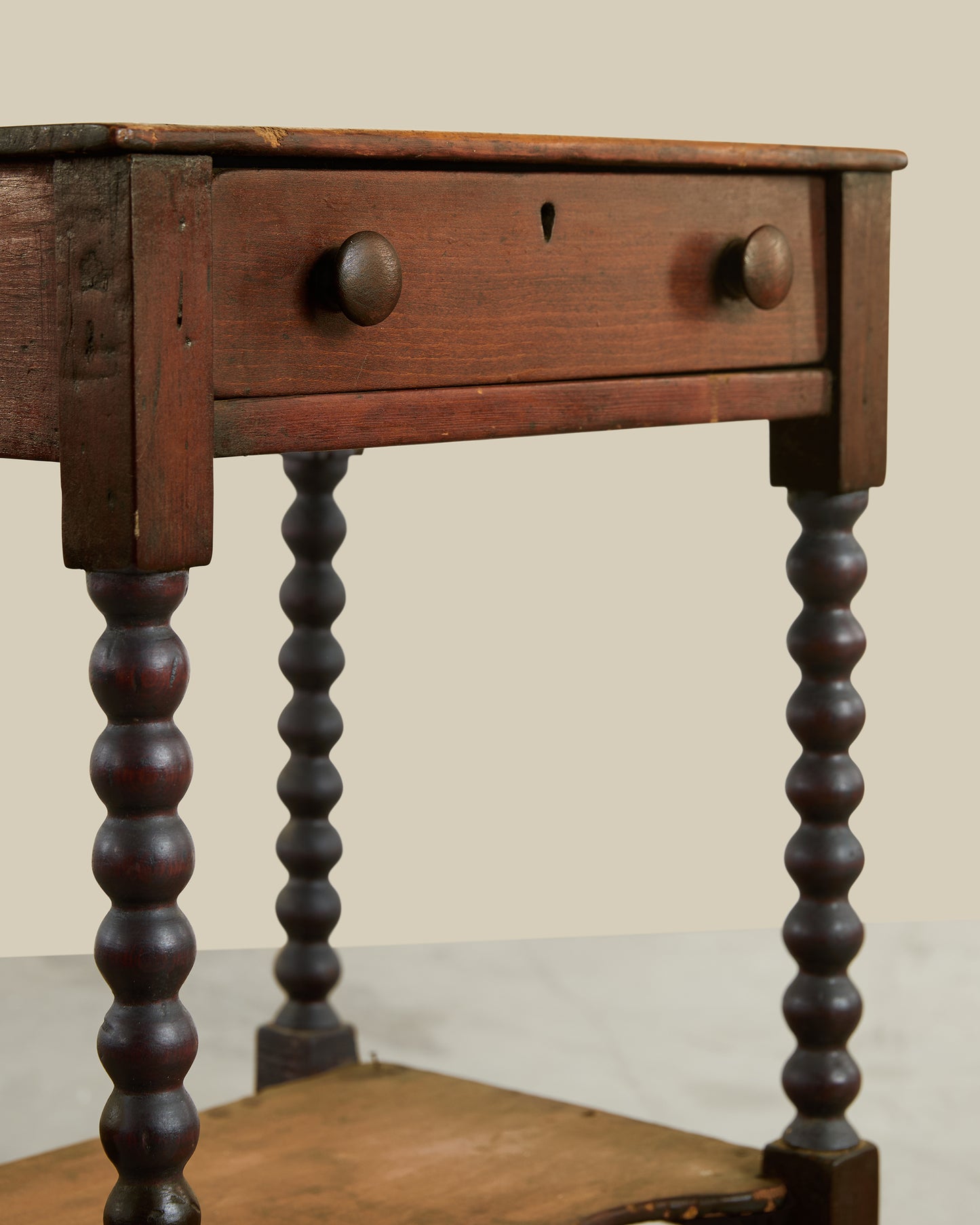 Bobbin leg end table w/ shelf