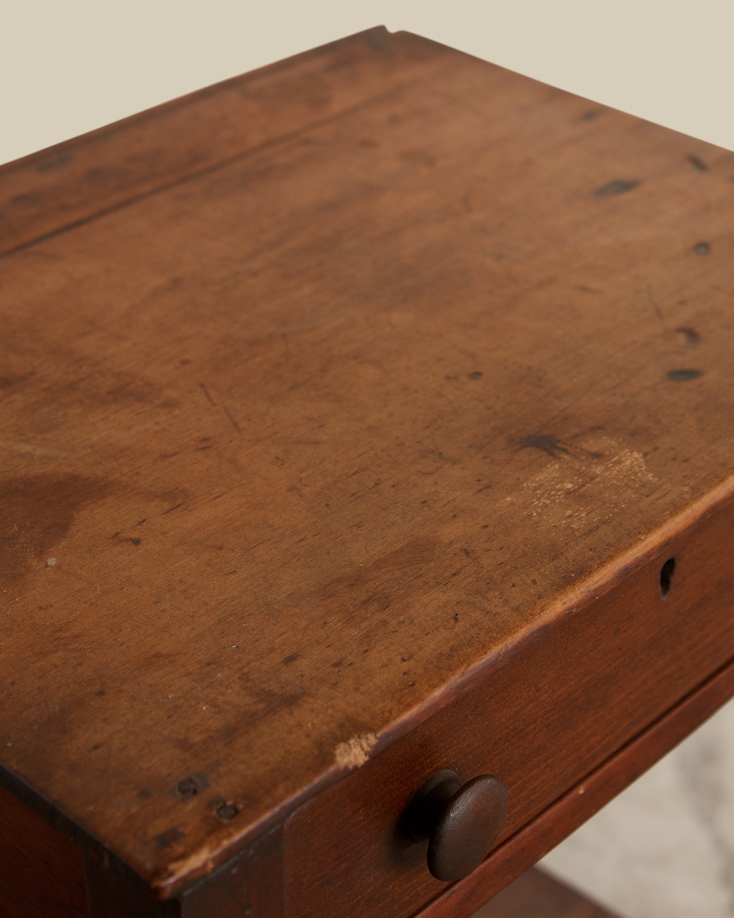 Bobbin leg end table w/ shelf