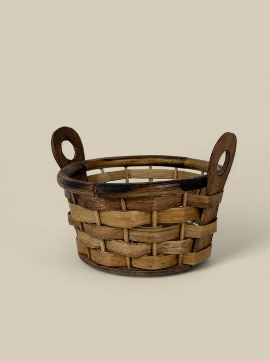 Small woven basket w/eyelet handles