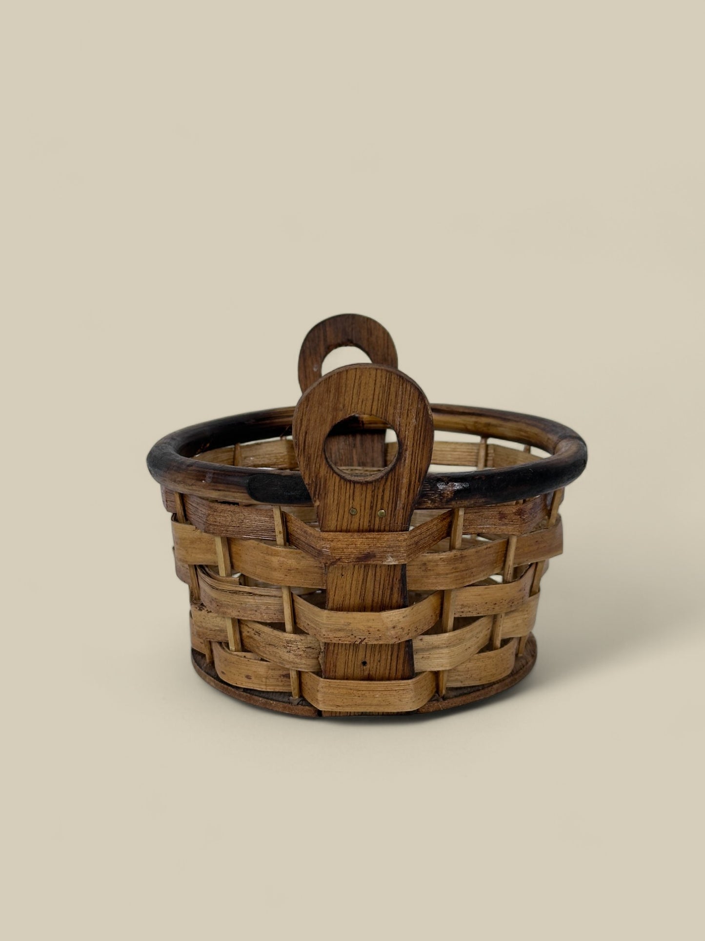 Small woven basket w/eyelet handles