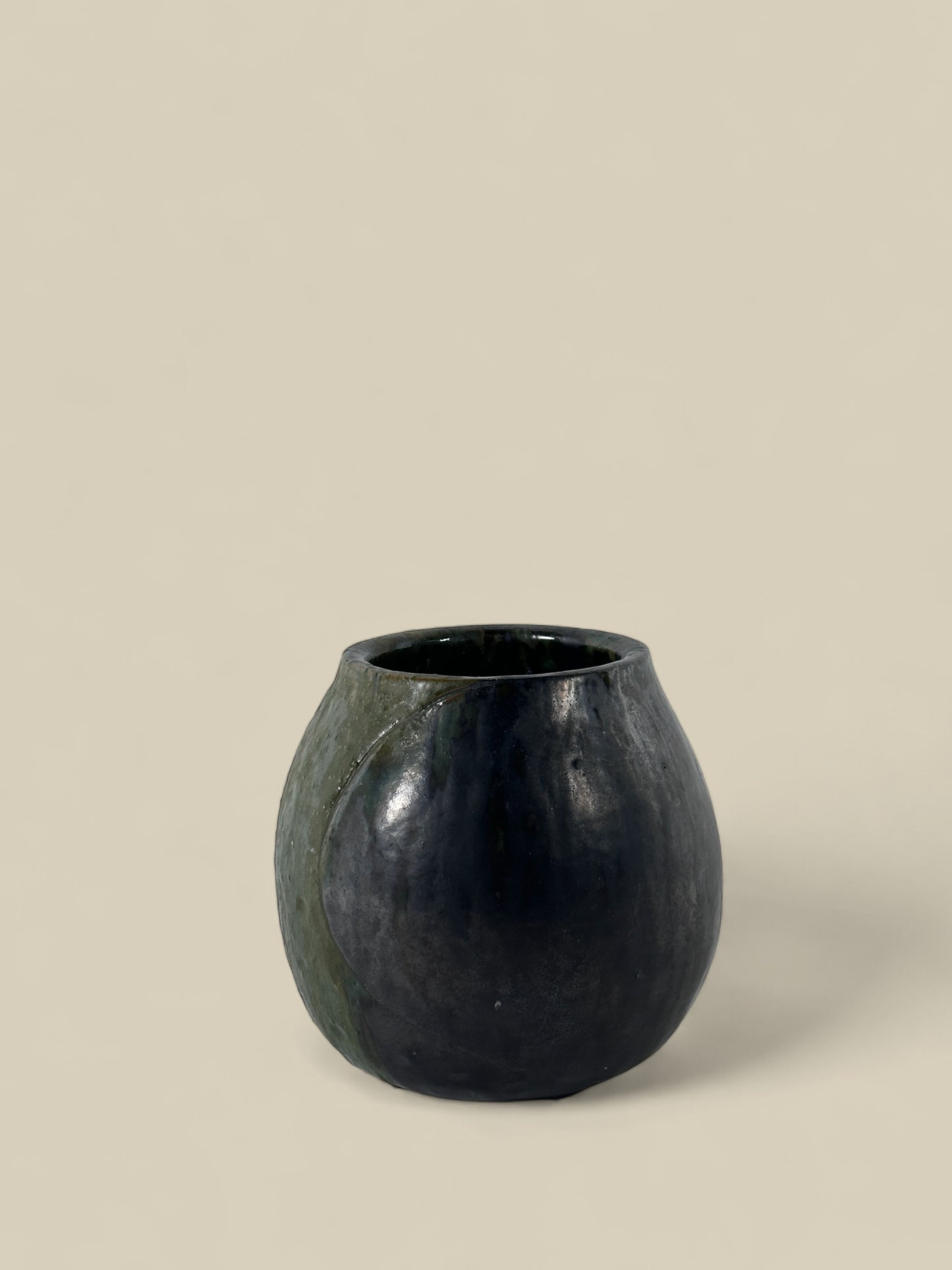 Black/green bud vase